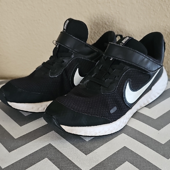 Nike Revolution Boy's Size 2Y Black and White Athletic Shoes BQ5672-003 - Picture 1 of 9